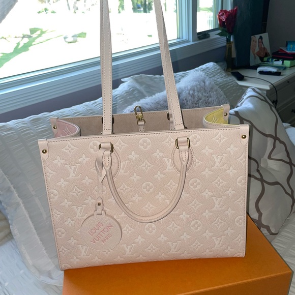 Louis Vuitton OntheGo MM - Picture 7 of 11